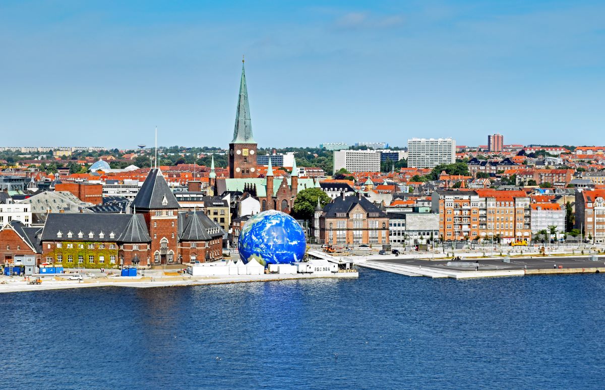 Udsigt over Aarhus centrum på en solrig sommerdag