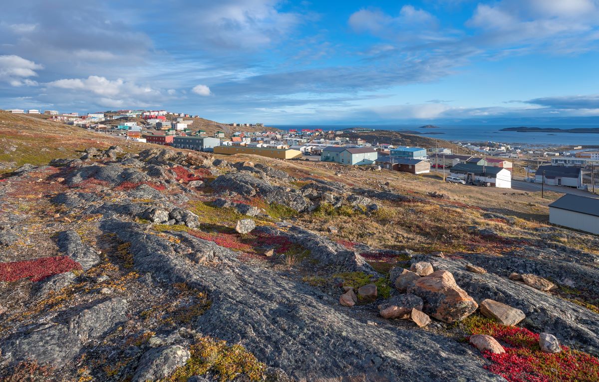Udsigt over Iqaluit i solrig dag