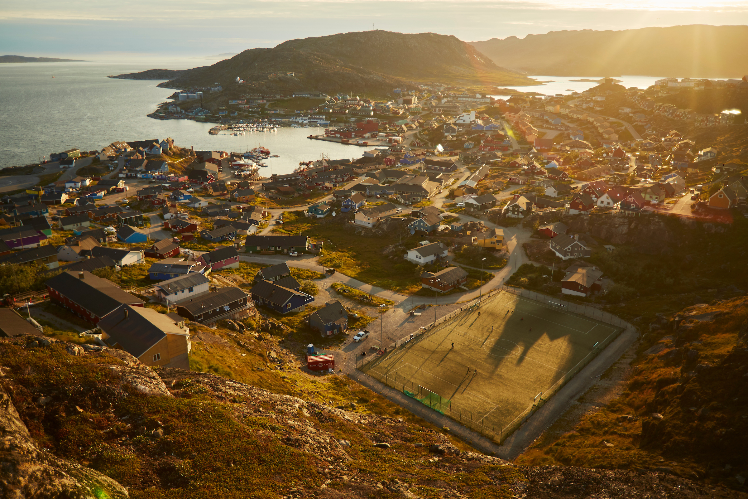 Qaqortoq fodboldbane med solnedgang