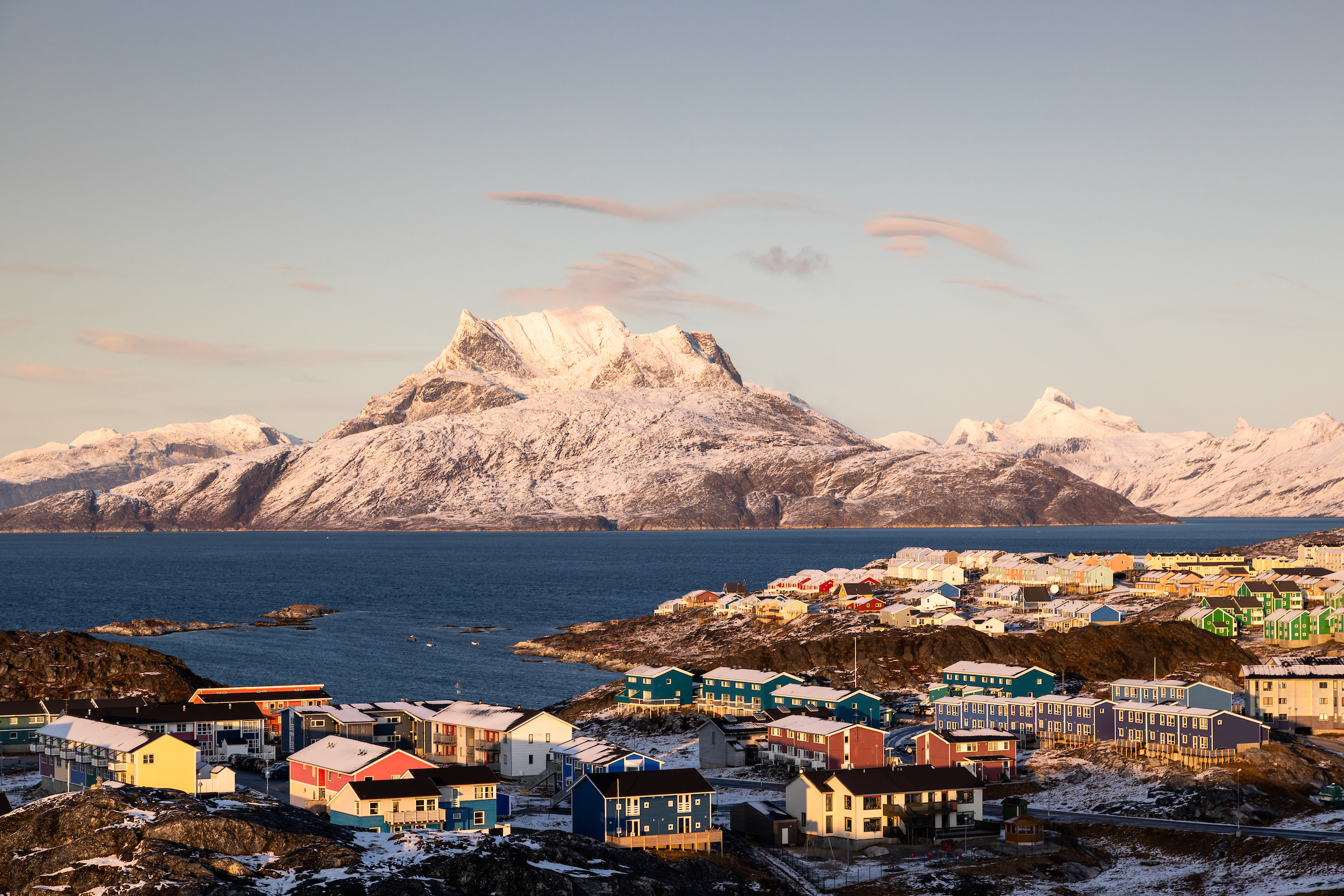 Nuuk og Sermitsiaq under tusmørke. Foto: Elia Locardi.